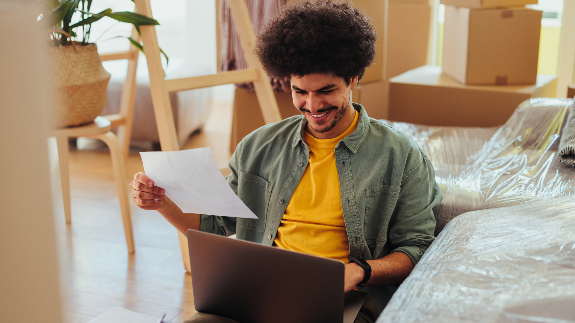 homme qui rempli un document sur son ordinateur