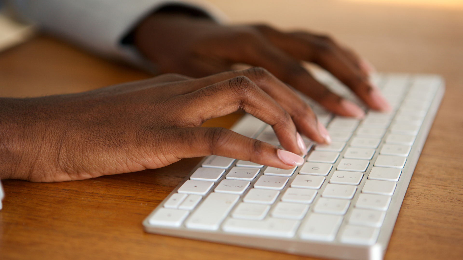 mains d'une femme qui tape sur un clavier d'ordinateur