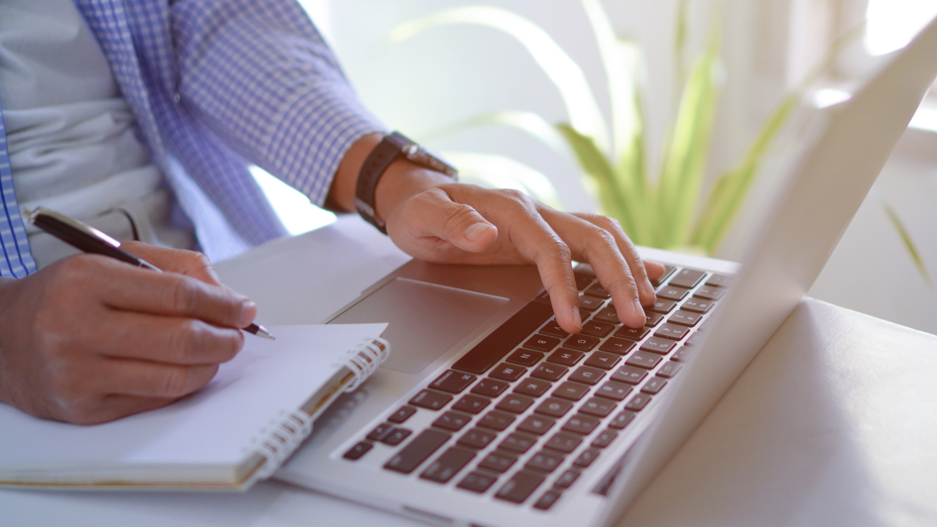 Homme travaillant sur ordinateur, rédaction d'articles, concept de travail en ligne