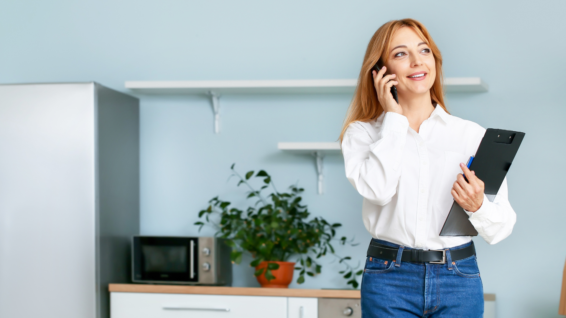 agente immobilière au téléphone