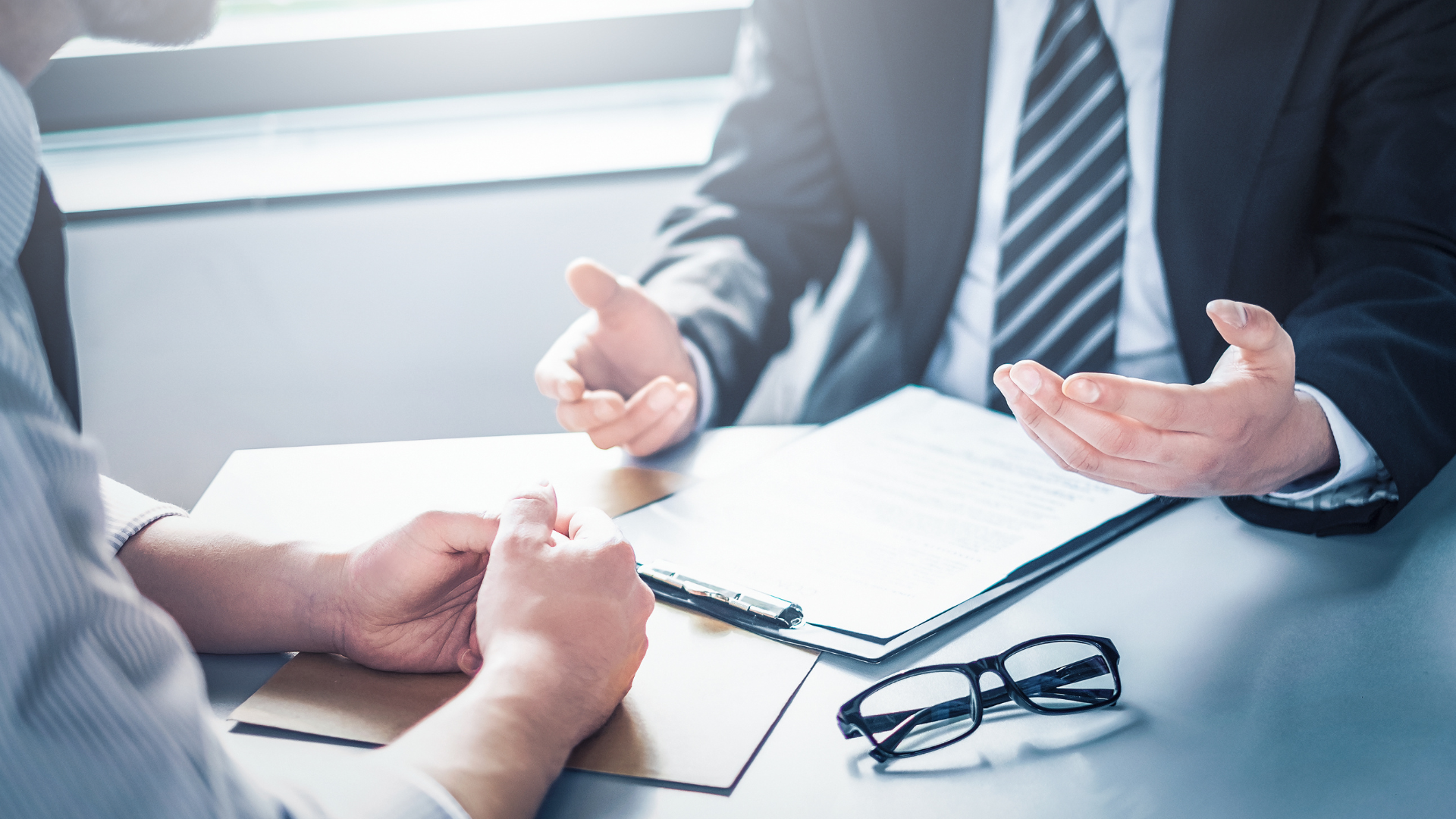 deux hommes qui discutent avec un contrat au milieu